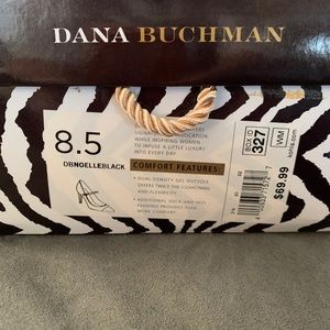 Black/white pumps with strap